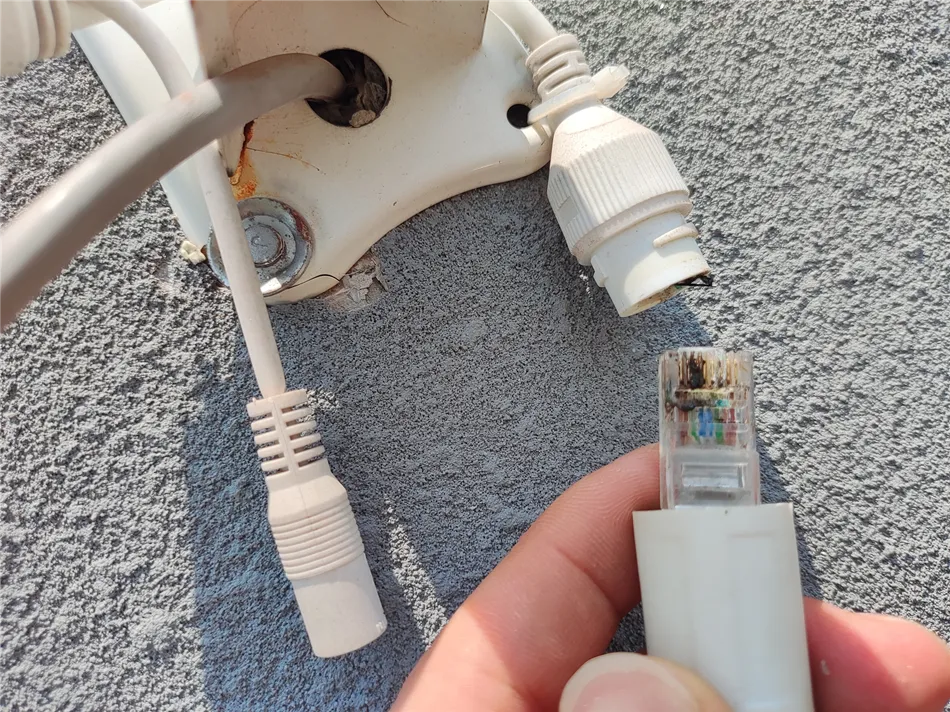某工厂外围摄像头进水腐蚀更换