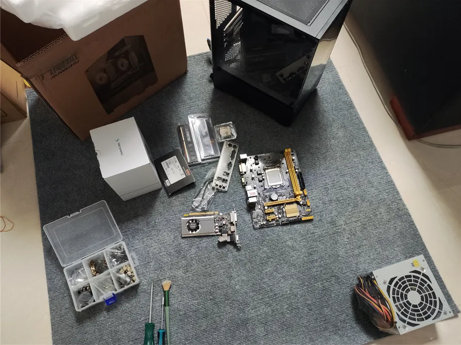 某公司采购办公电脑一套