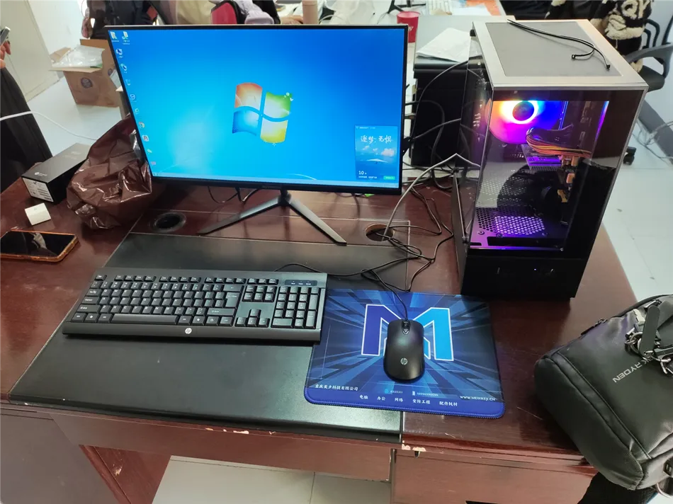 某公司采购办公电脑一套