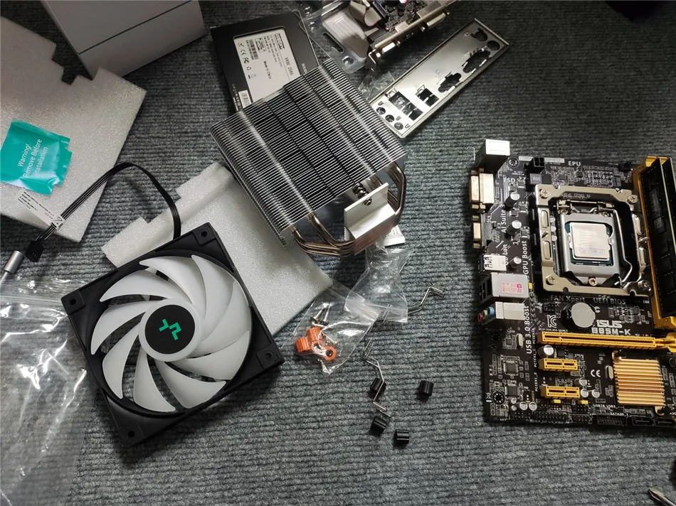 某公司采购办公电脑一套