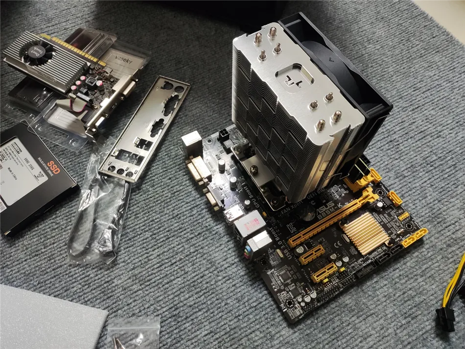 某公司采购办公电脑一套